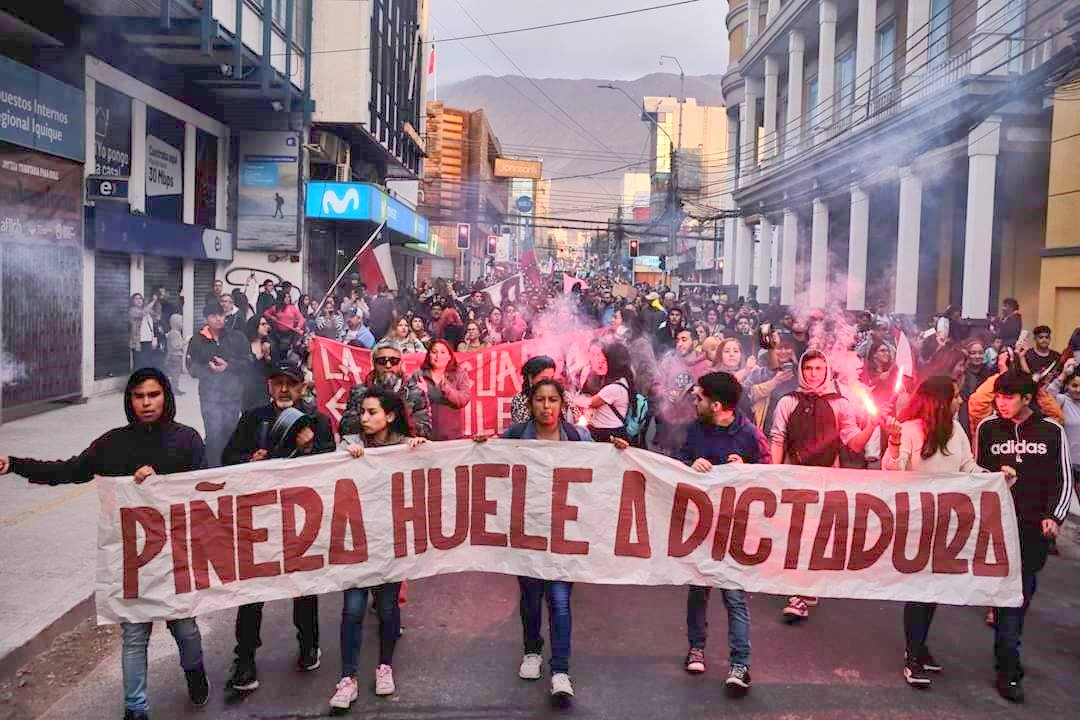 pi%C3%B1era-huele-a-dictadura-protesas.jpg